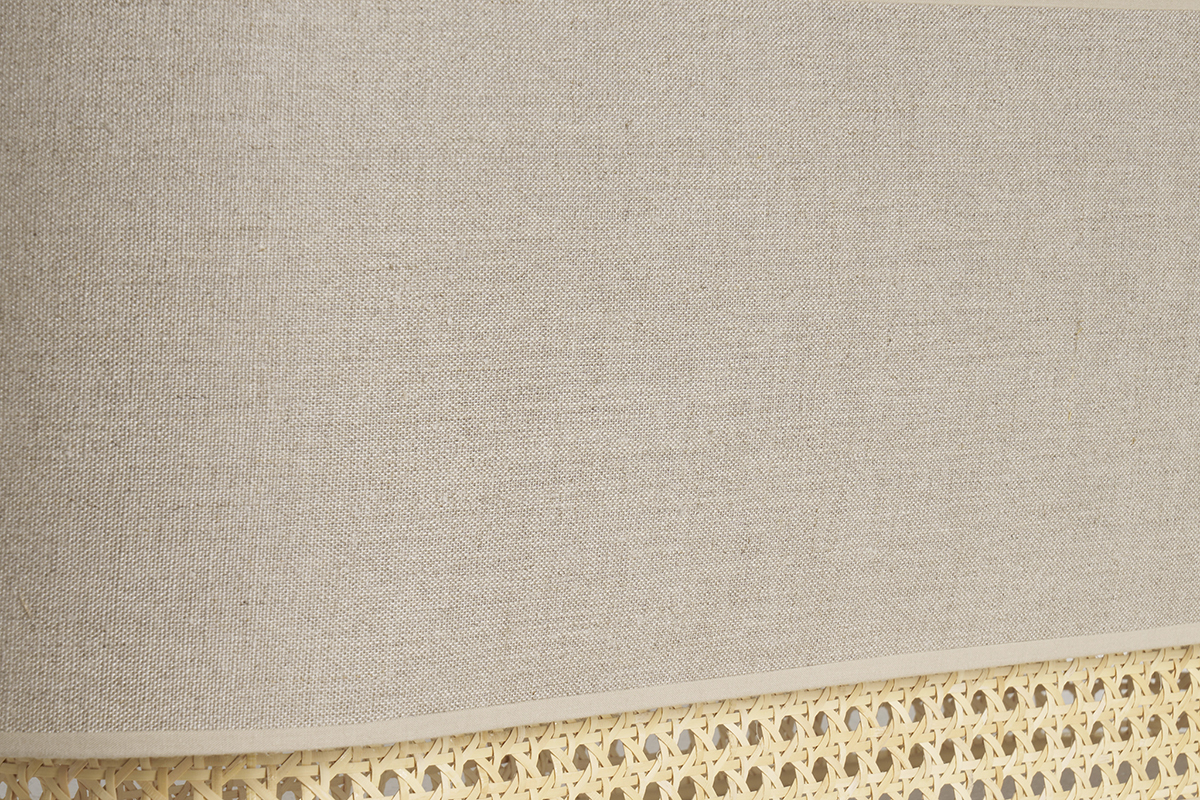 Gros plan sur l'abat-jour en lin beige et cannage rotin de l'applique murale TIWY.