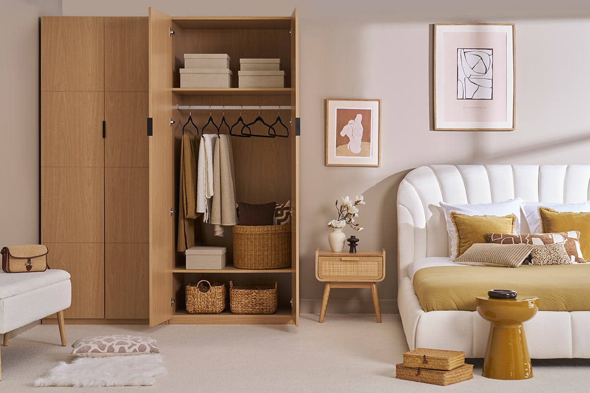 Armoire dressing en bois ch�ne avec portes ouvertes montrant penderie et �tag�res, dans une chambre.