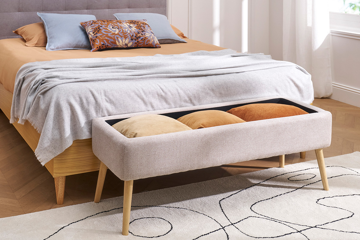 Banc coffre en tissu effet velours textur� beige et bois clair massif L120 cm LARS