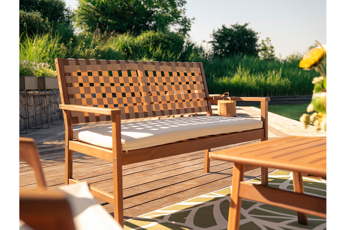 Banc de jardin en bois massif 2 places avec coussin blanc et sangles L114 cm SANTANA