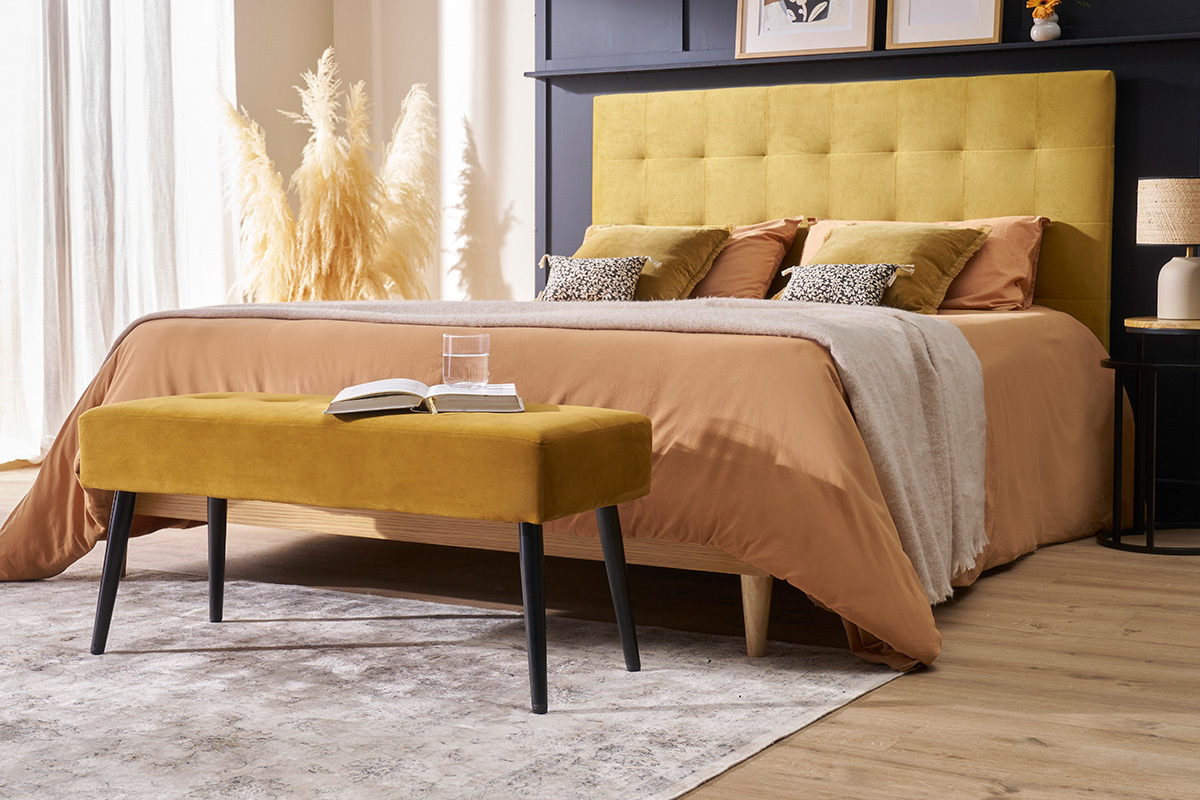 Banc design capitonn� en tissu velours bronze et m�tal noir L96 cm GUESTA