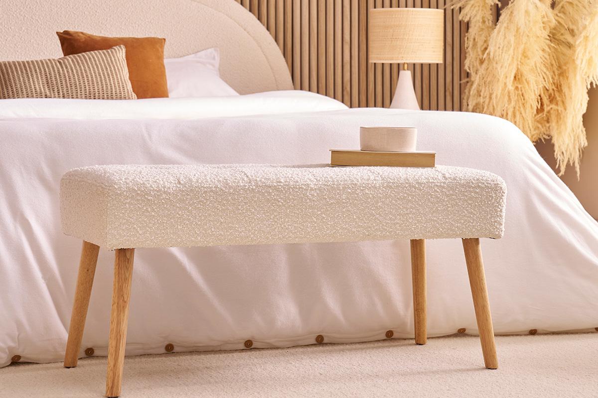Banc scandinave capitonn� en tissu effet laine boucl�e blanc et bois clair L96 cm GUESTA