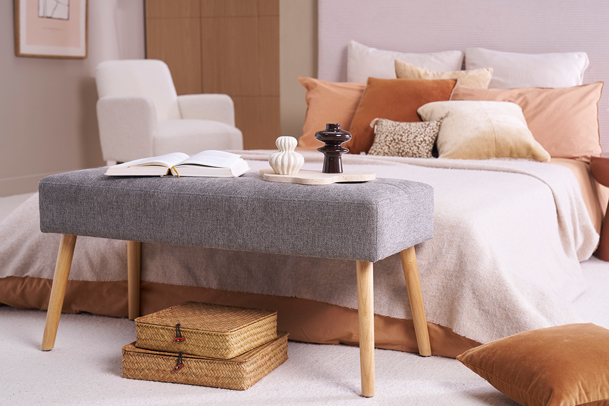 Banc scandinave capitonn� en tissu effet velours textur� gris fonc� et bois clair L96 cm GUESTA
