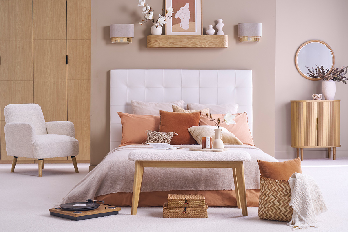 Banc scandinave en tissu effet laine boucl�e blanc et bois clair L92 cm ELION