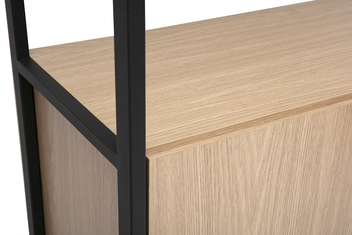Gros plan d'une biblioth�que avec structure en m�tal noir et bois clair ch�ne.
