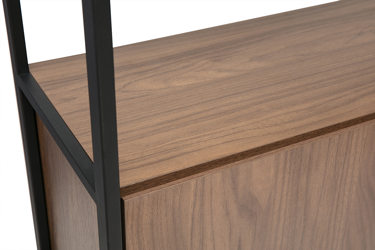 D�tail biblioth�que MAXENCE finition bois fonc� noyer et m�tal noir.