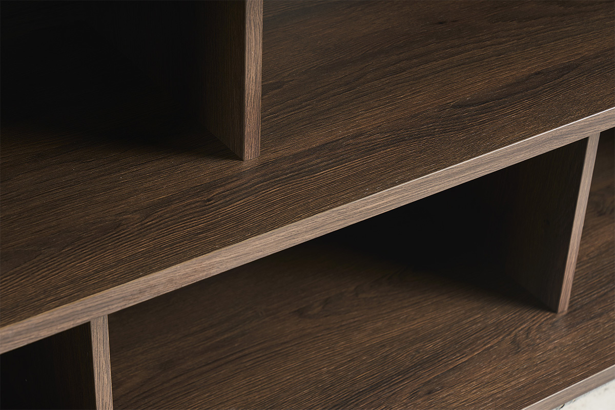 Gros plan sur une biblioth�que en bois fonc� noyer avec �tag�res.