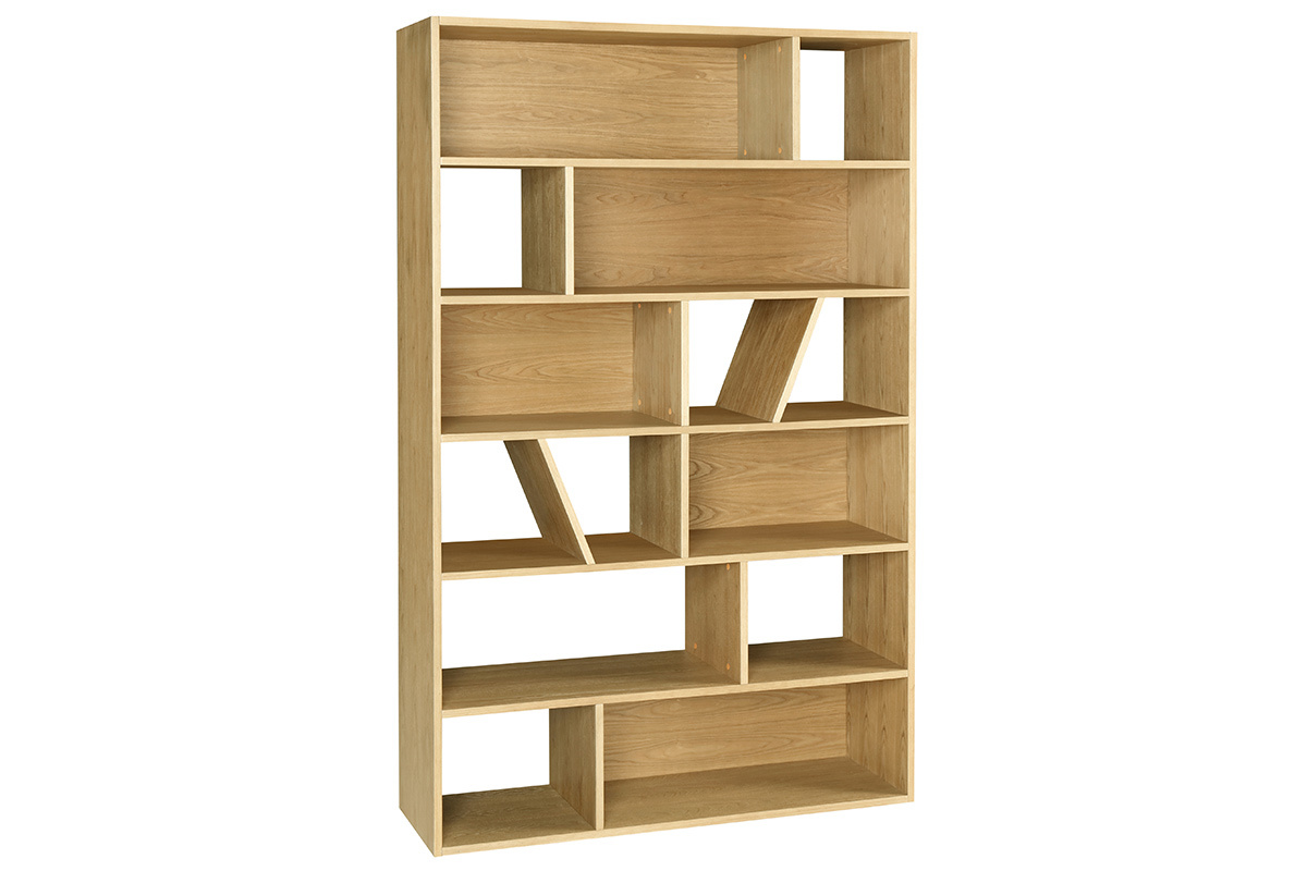 Biblioth�que en bois clair avec rangements asym�triques, vue de 3/4.