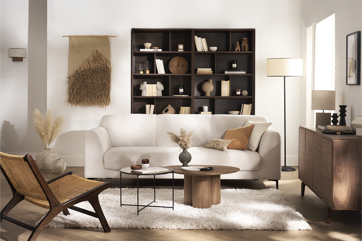 Biblioth�que design bois fonc� EPURE avec �tag�res, arri�re-plan dans un salon moderne.