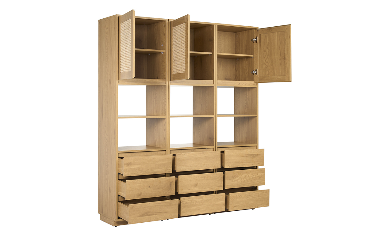 Biblioth�que en bois clair avec portes en cannage rotin et tiroirs ouverts, vue de trois quarts.