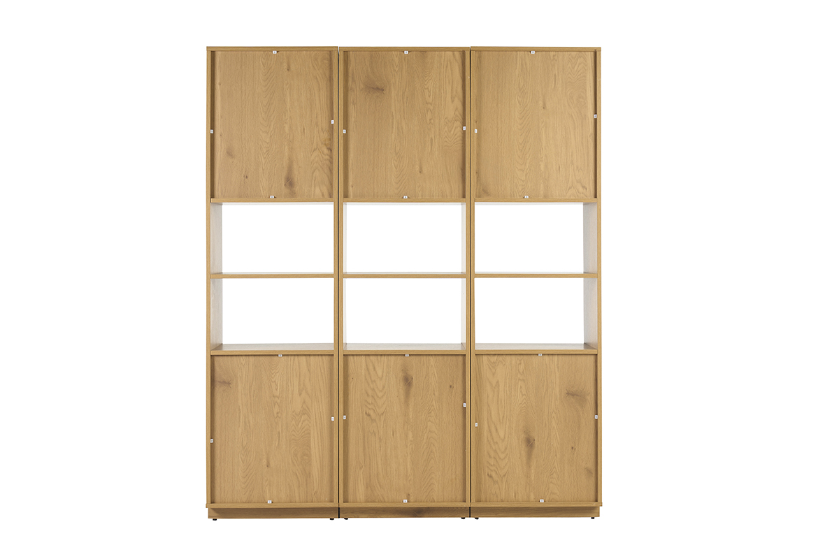 Biblioth�que en bois clair avec trois modules et rangements, vue de dos.