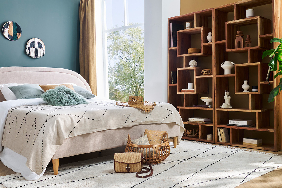 Biblioth�que CHAPMAN en bois massif pr�s d'un lit dans une chambre lumineuse.