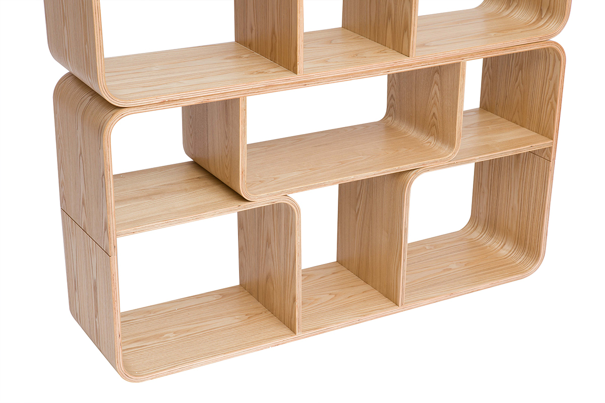 Biblioth�que ouverte en bois clair fr�ne avec plusieurs compartiments, vue de c�t�.