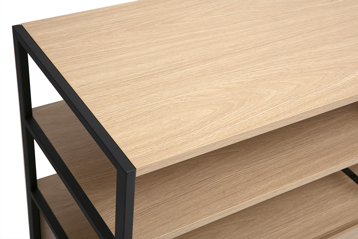 Vue de pr�s du buffet bas MAXENCE en bois clair et structure m�tal noir.