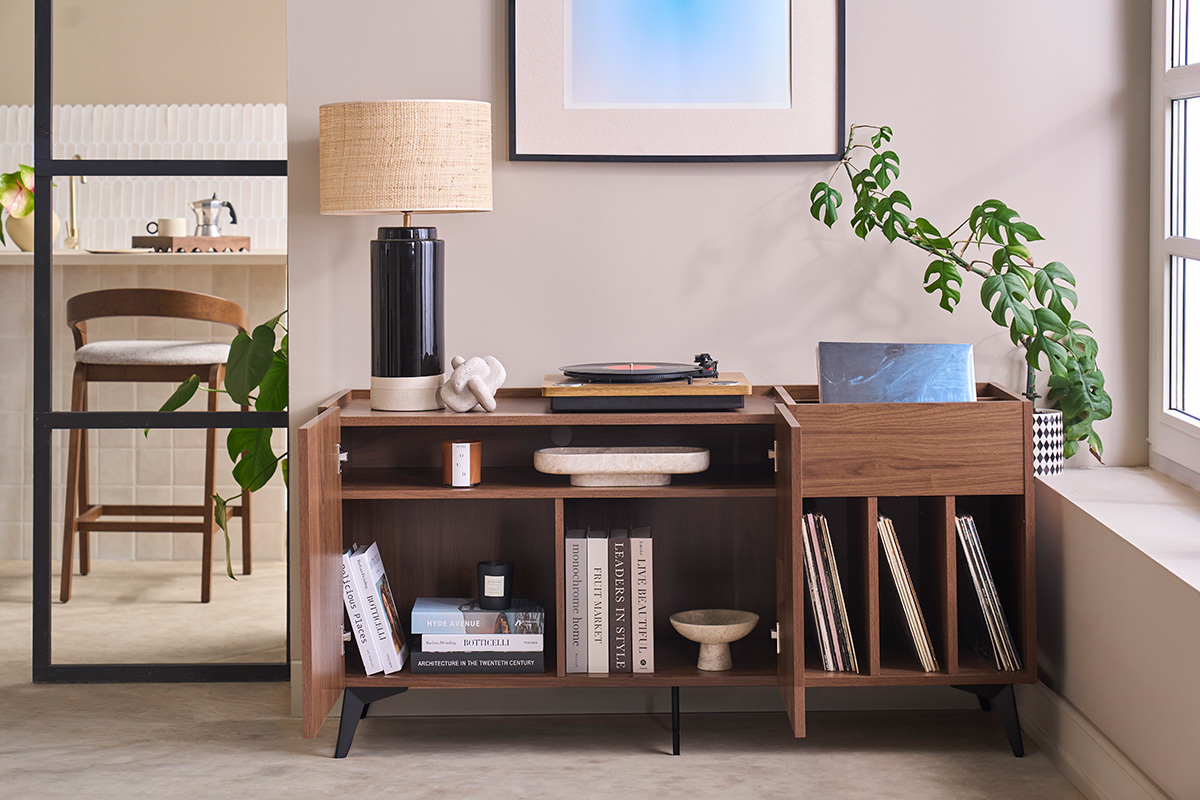 Buffet de rangement vinyles en bois fonc� finiton noyer et m�tal noir L140 cm SEDA