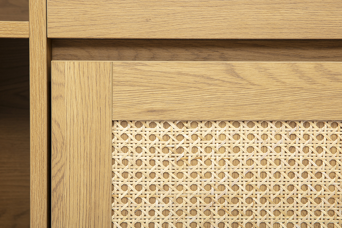 D�tail du buffet de rangement vinyles ALICANTE avec finition bois clair et cannage rotin