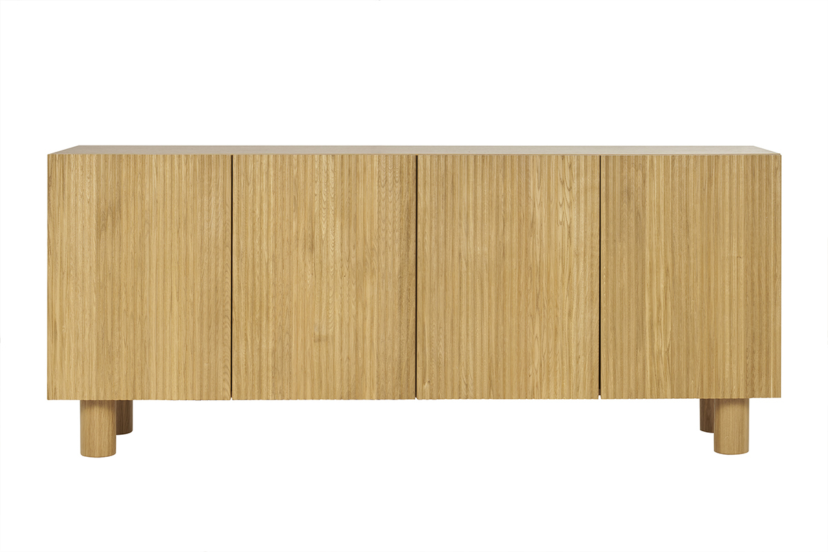 Buffet design en bois clair ch�ne massif grav� 4 portes L180 cm GOSHI