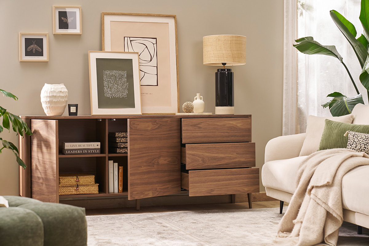 Buffet en bois fonc� noyer avec portes ouvertes et tiroirs dans un salon d�cor�.