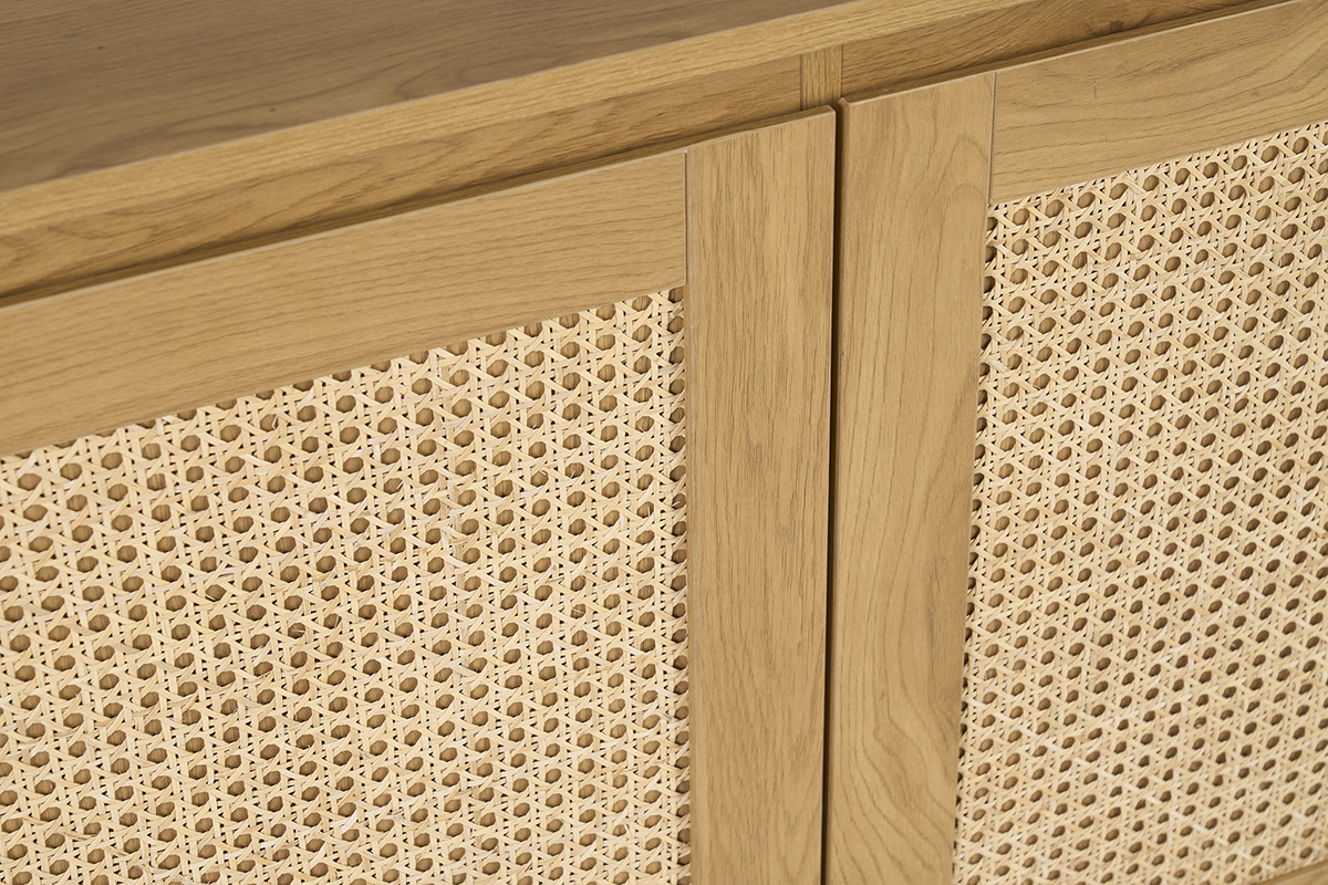 Gros plan sur le buffet SEVILLE en bois clair avec portes en cannage rotin.