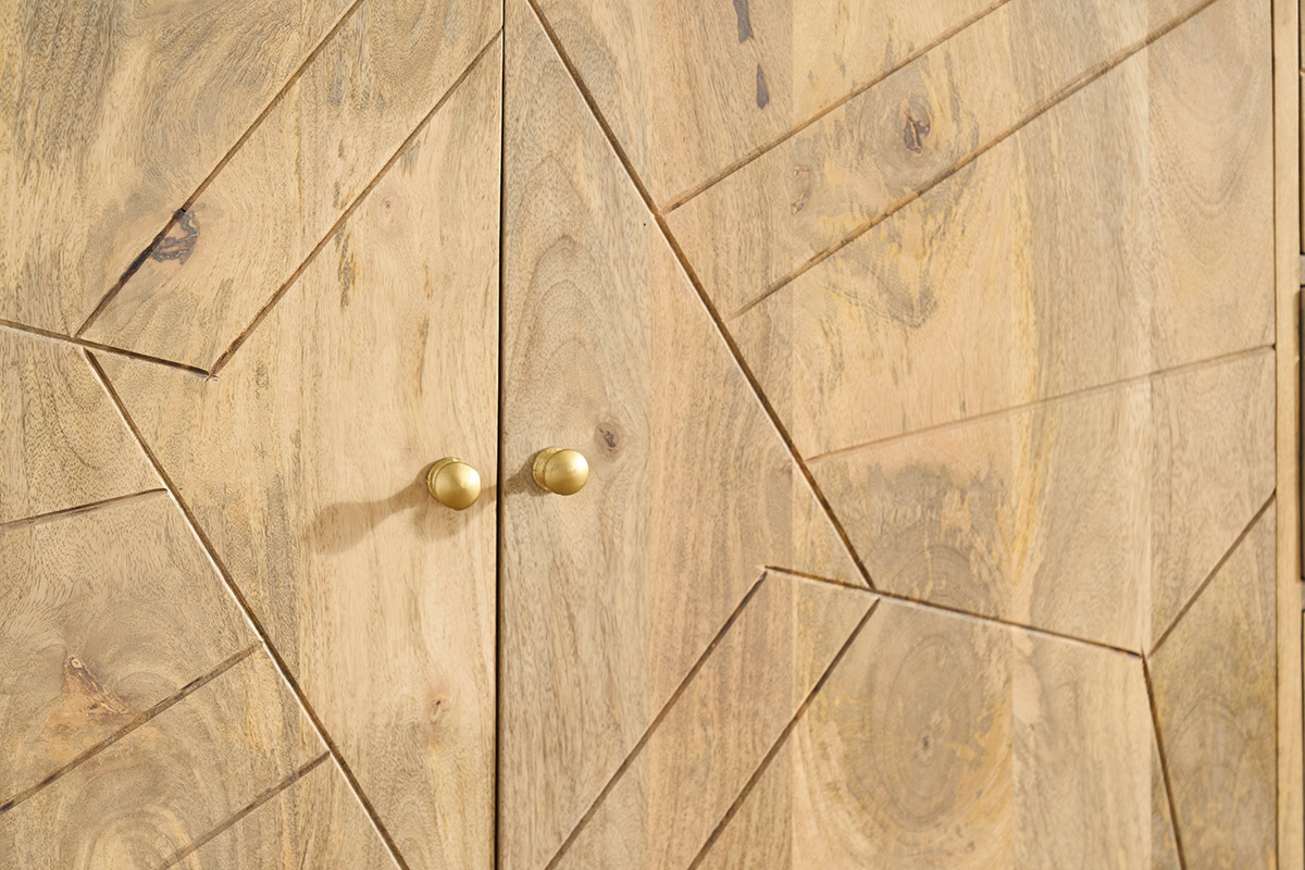 Gros plan sur la porte en bois manguier avec poign�es dor�es et motifs g�om�triques.