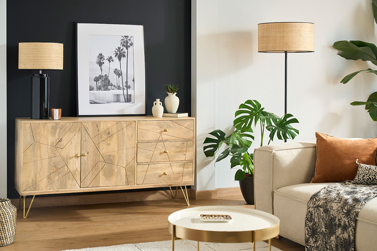Buffet en bois manguier avec 2 portes et 3 tiroirs, pieds en m�tal dor�, vue de face dans un salon.