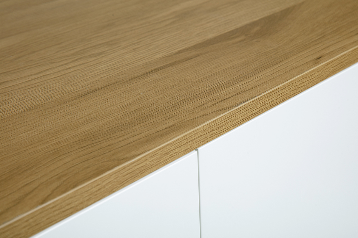 Plan de travail en bois clair ch�ne du buffet haut scandinave ANDERS avec fa�ade blanche, vue rapproch�e