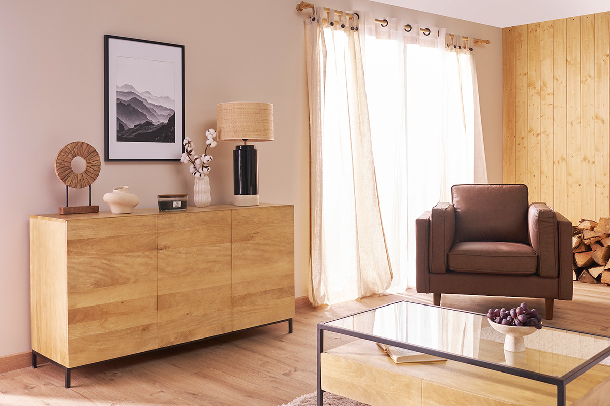 Buffet industriel en bois et m�tal noir, 3 portes, accessoires d�co dessus, vue int�rieure.