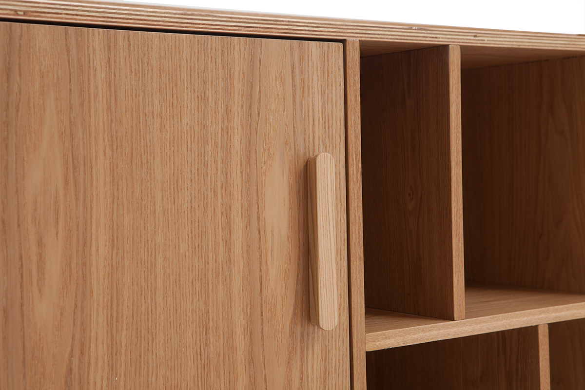 D�tail du buffet scandinave en bois clair, montrant une porte et des casiers ouverts.