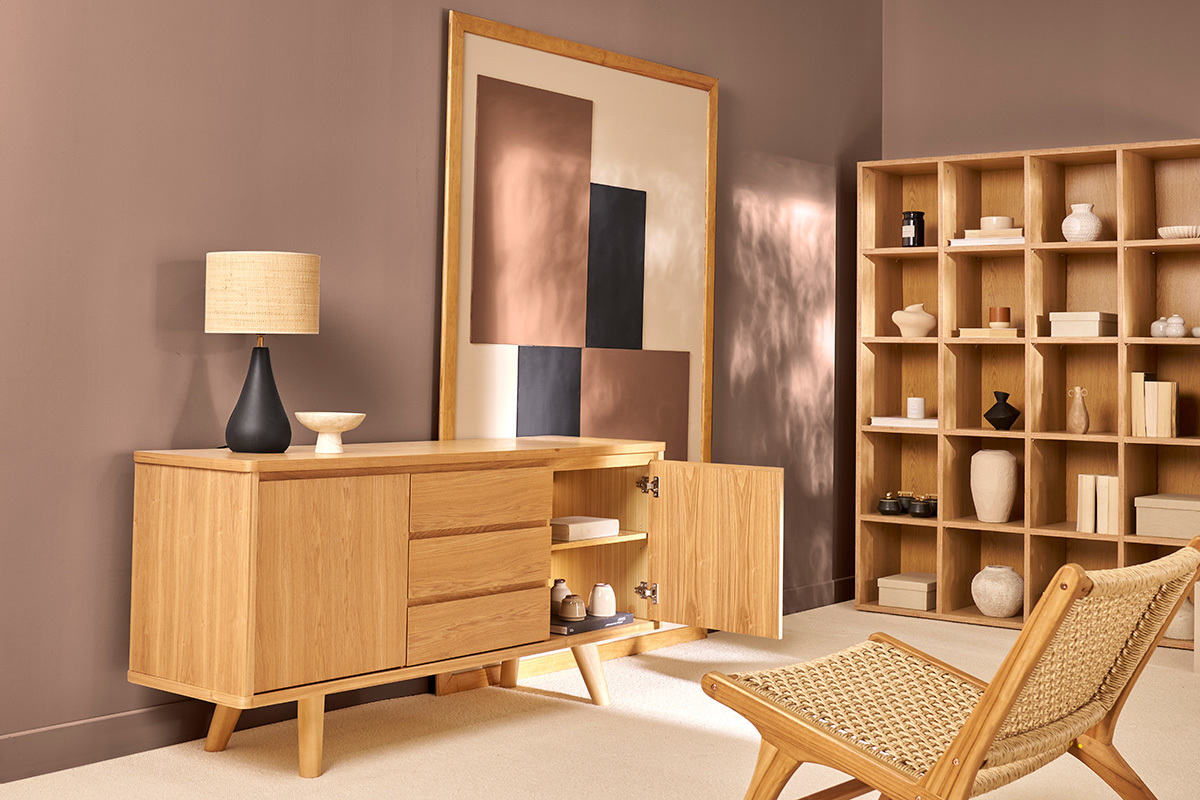 Buffet scandinave en bois clair avec d�coration, portes et tiroirs ouverts, vue de c�t�.