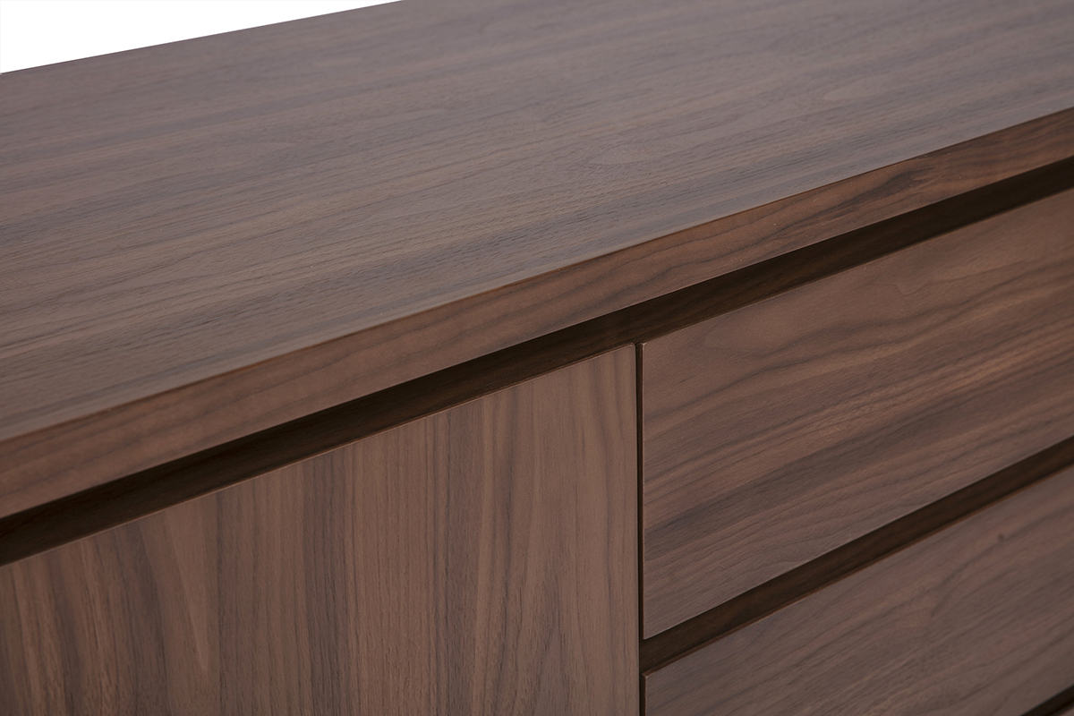 D�tail du buffet scandinave FIFTIES en bois de noyer, vue du dessus, mettant en avant la texture du bois.