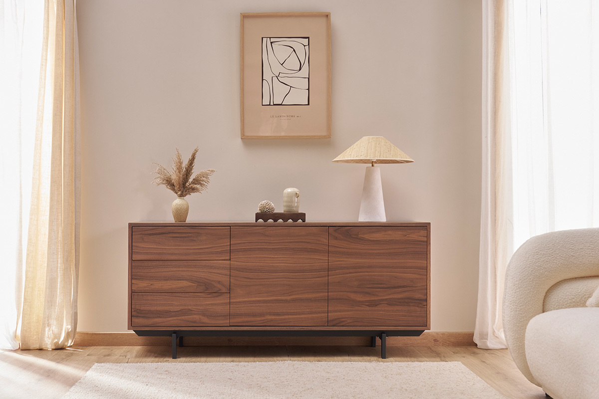 Buffet vintage en bois fonc� noyer avec deux portes et trois tiroirs, vue en face.