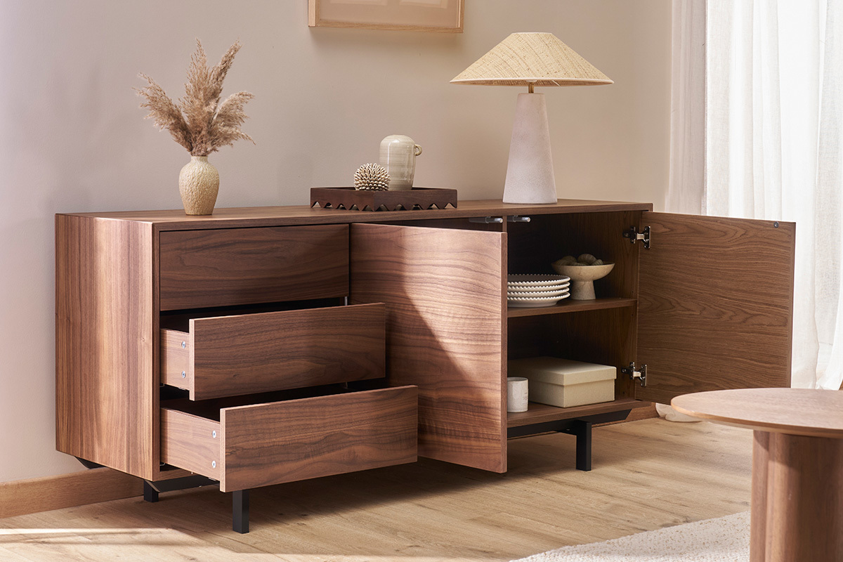 Buffet vintage en bois noyer avec 2 portes ouvertes, 3 tiroirs et objets d�coratifs sur le dessus.