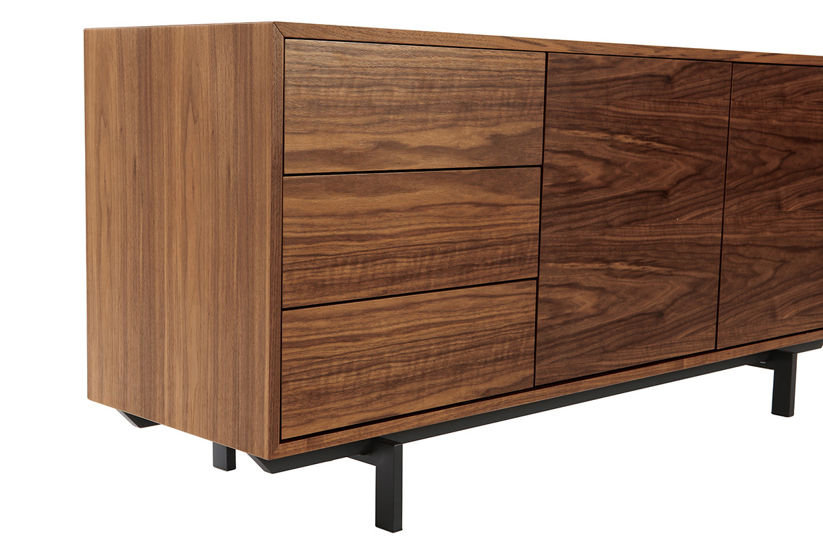 Buffet vintage en bois fonc� avec 2 portes et 3 tiroirs, vue de profil.