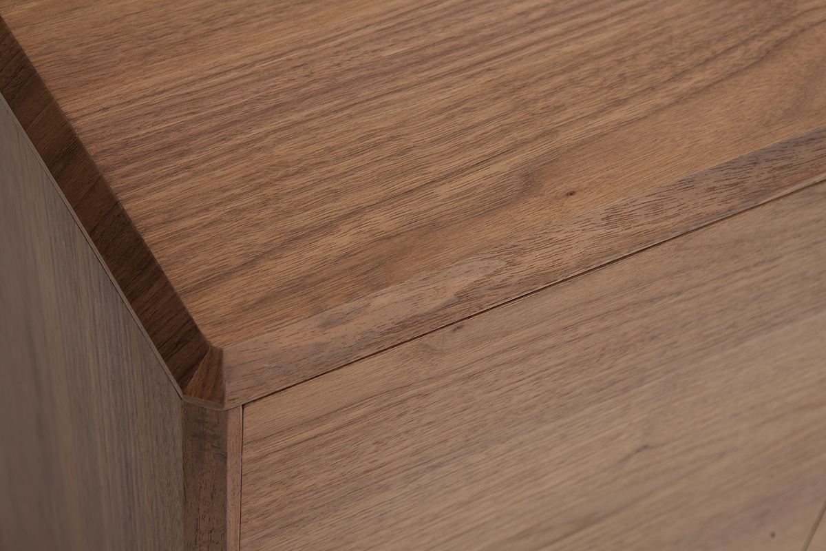 Gros plan sur coin du buffet vintage en bois de noyer fonc�, angle biseaut�, texture visible.