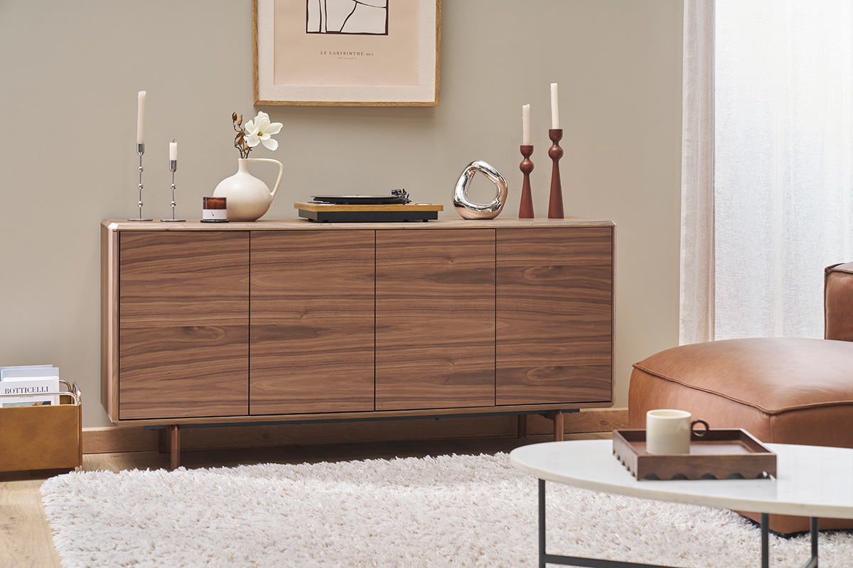 Buffet vintage en bois fonc� noyer, 4 portes, avec d�coration sur le dessus, vue de face.