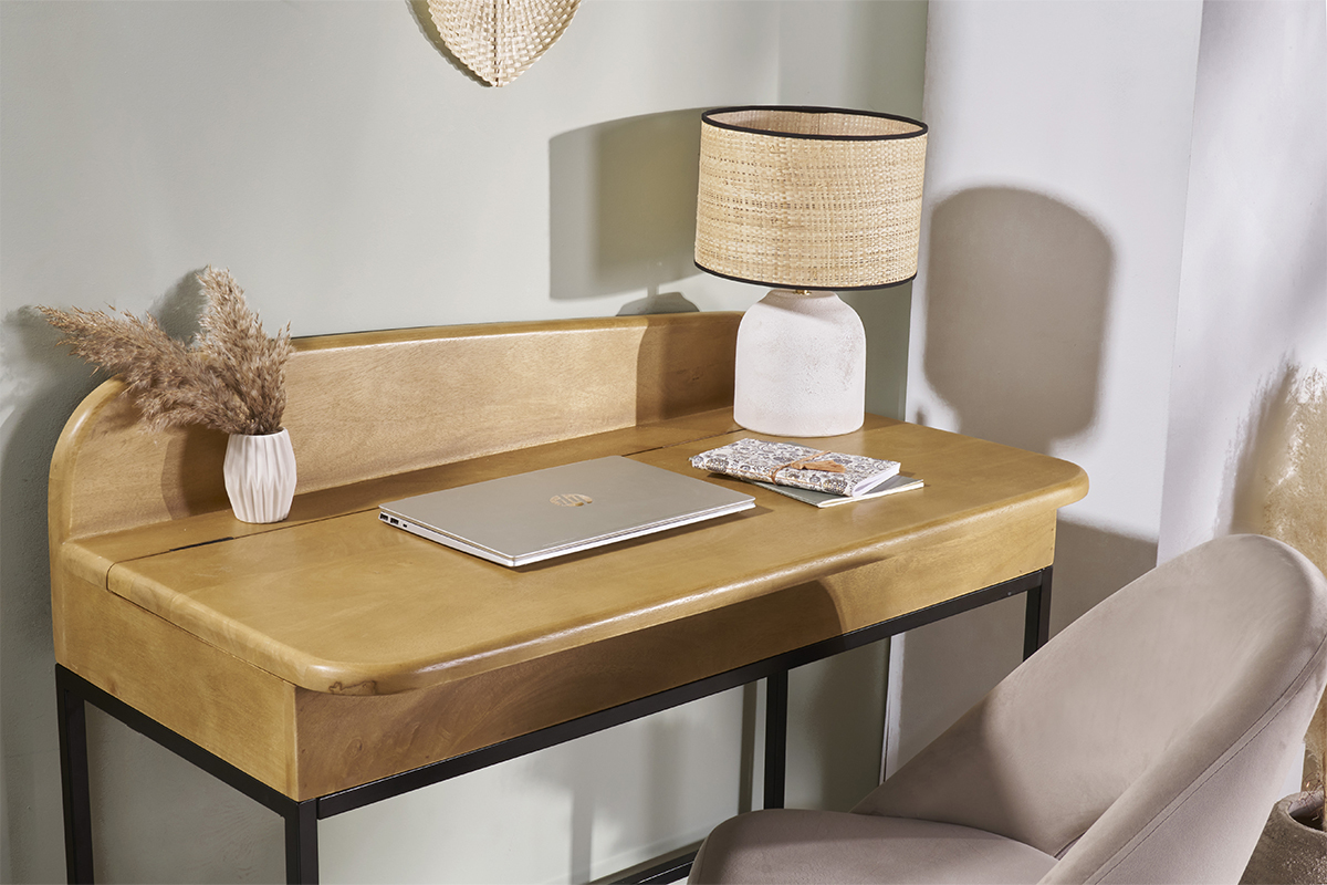 Bureau en bois manguier avec rangement, lampe et d�corations.