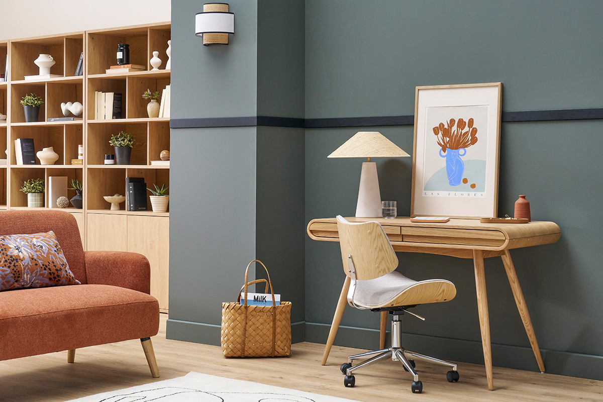 Bureau scandinave bois clair avec 2 tiroirs, fauteuil et d�co, dans un salon moderne.