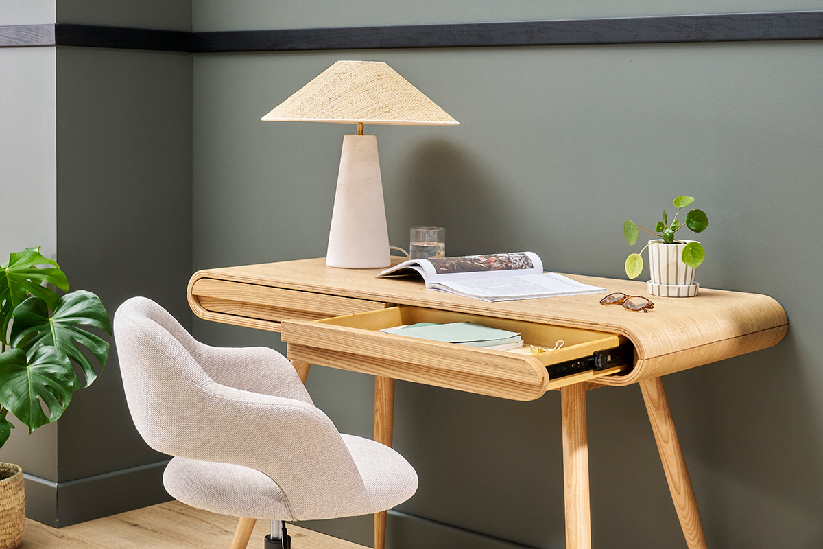Bureau scandinave BJORG bois clair avec tiroir ouvert et articles de bureau, chaise blottie.