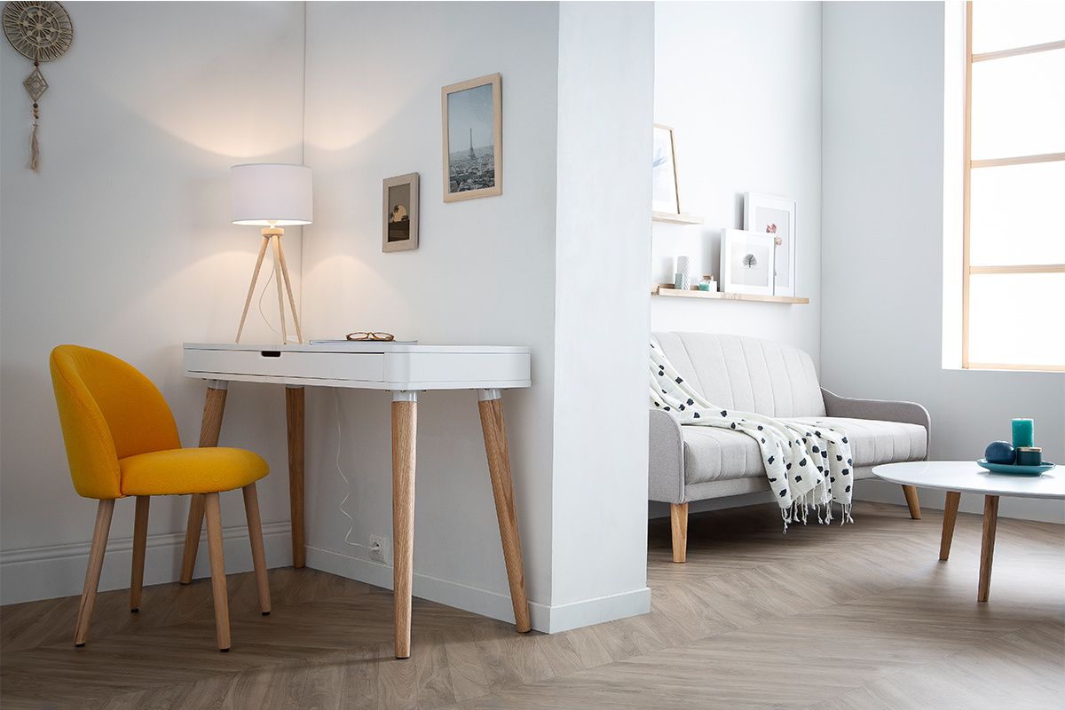 Bureau blanc et bois clair avec tiroir, chaise jaune et lampe, dans un int�rieur moderne.