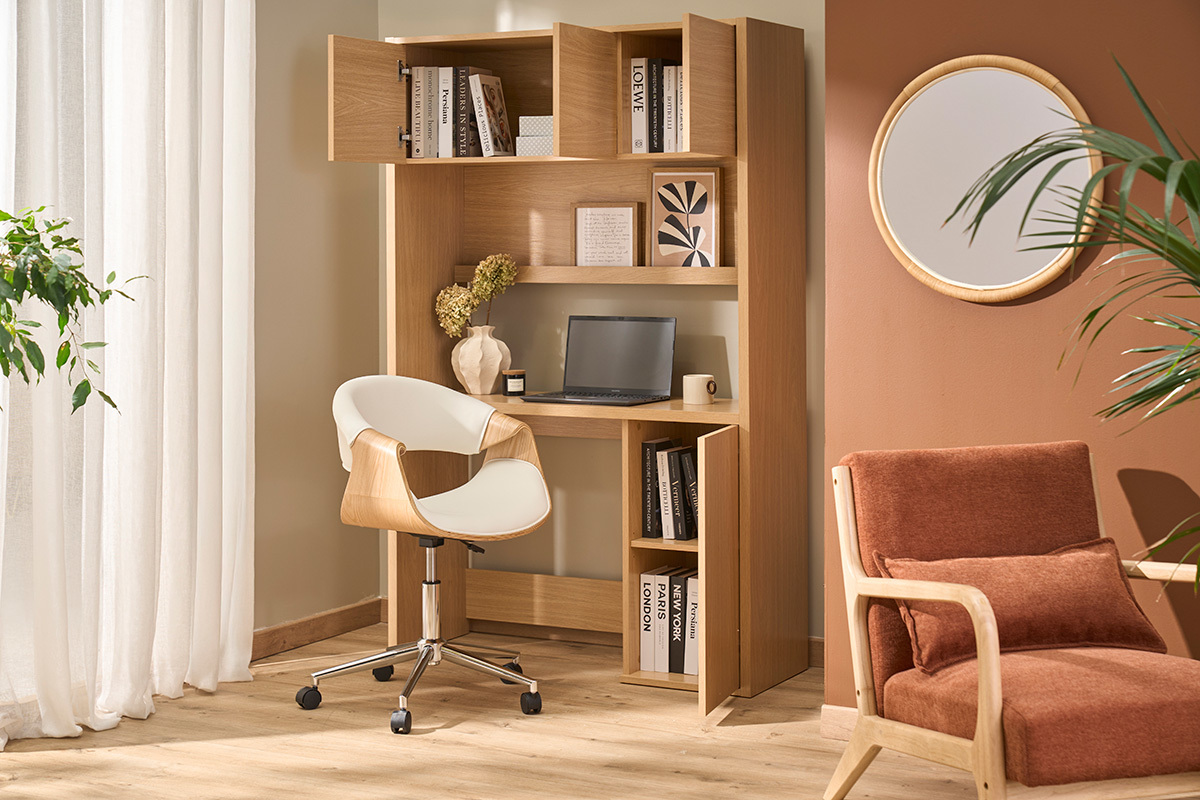 Bureau biblioth�que en bois clair ch�ne avec ordinateur, livres et chaise blanche.