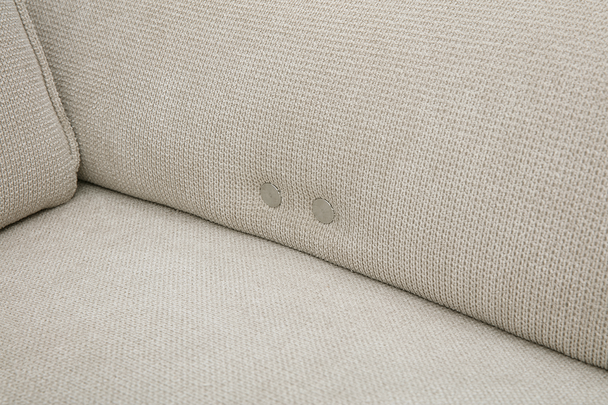 D�tail du canap� 3 places OTIS en tissu chenille beige, coussins et boutons en m�tal.