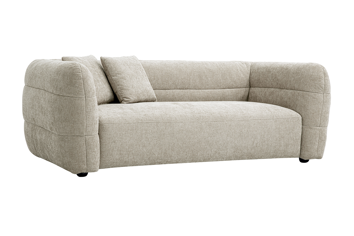 Canap� 3 places en tissu beige textur�, vue de 3/4 avec deux coussins.