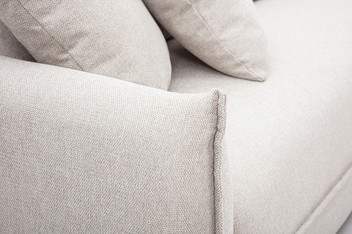 Gros plan sur le tissu textur� beige du canap� 3 places PIO.