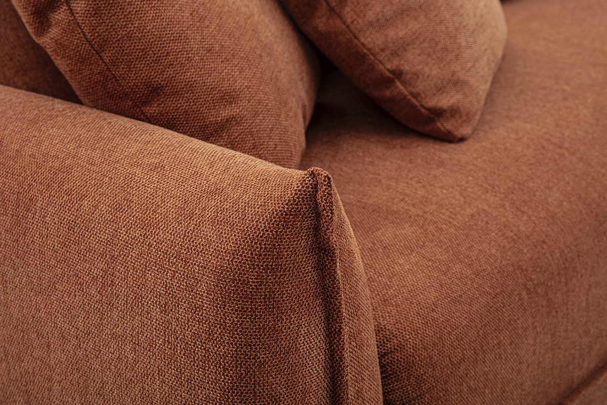 Canap� 3 places en tissu velours terre br�l�e, vue de pr�s sur le rembourrage textur�.