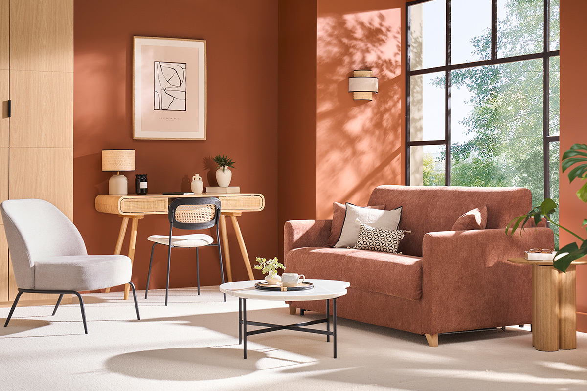 Canap� convertible en tissu terre br�l�e dans un salon avec bureau et fauteuil.