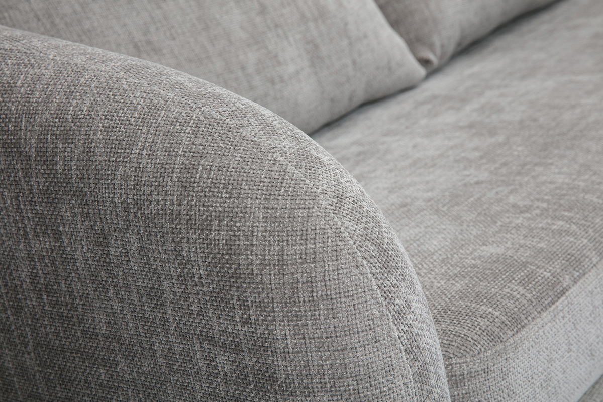 Gros plan sur le tissu effet velours textur� gris du canap� convertible MAHAUT.