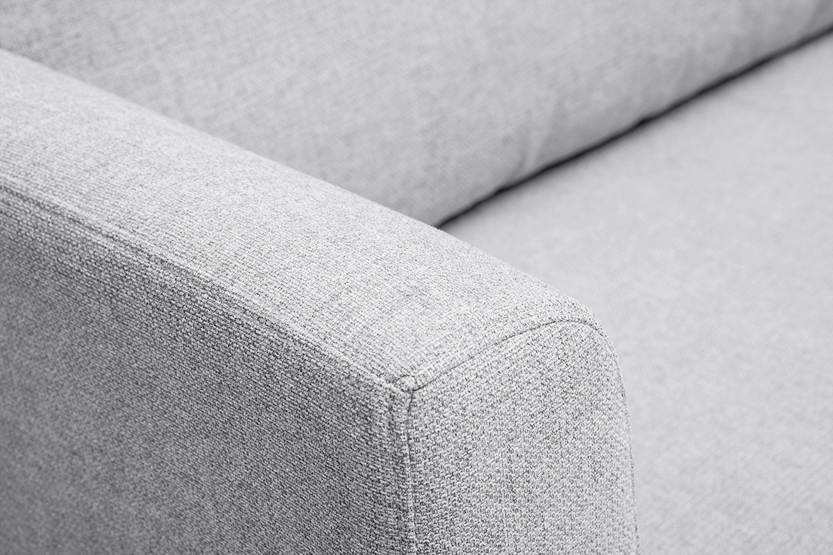 Accoudoir d'un canap� convertible en tissu gris clair, vue en gros plan.