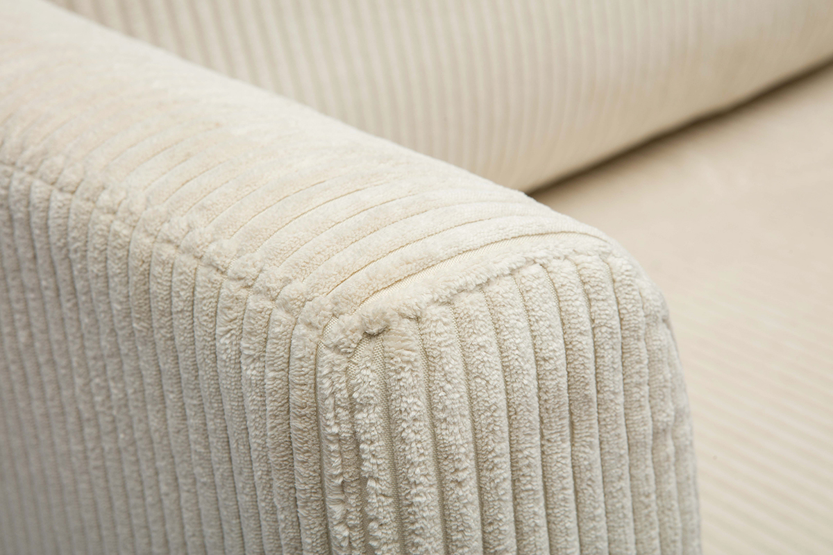 D�tail du canap� convertible 2 places en tissu velours c�tel� beige, vue rapproch�e du coussin.
