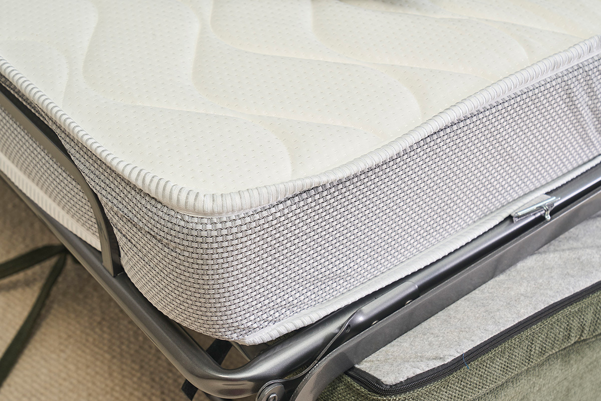 D�tail du matelas de canap� convertible SKANDY, avec coutures et structure visible.