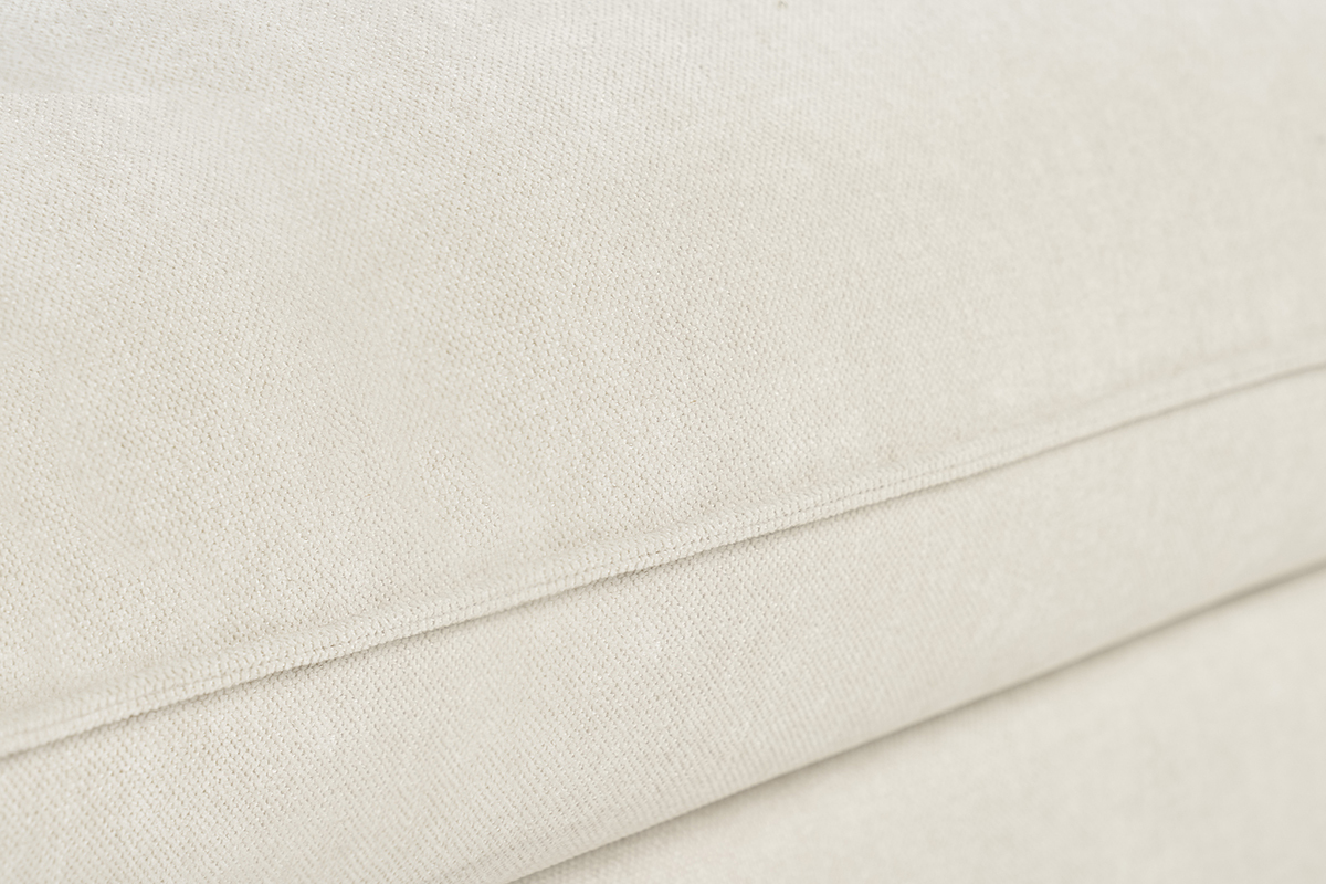 Gros plan sur le tissu beige effet velours d'un canap� convertible.